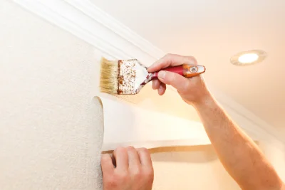 Pose de papier peint à Caugé — revêtements muraux et toiles de verre
